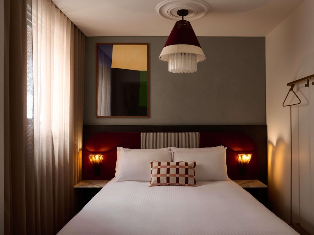 SUPERIOR, QUEEN BED
