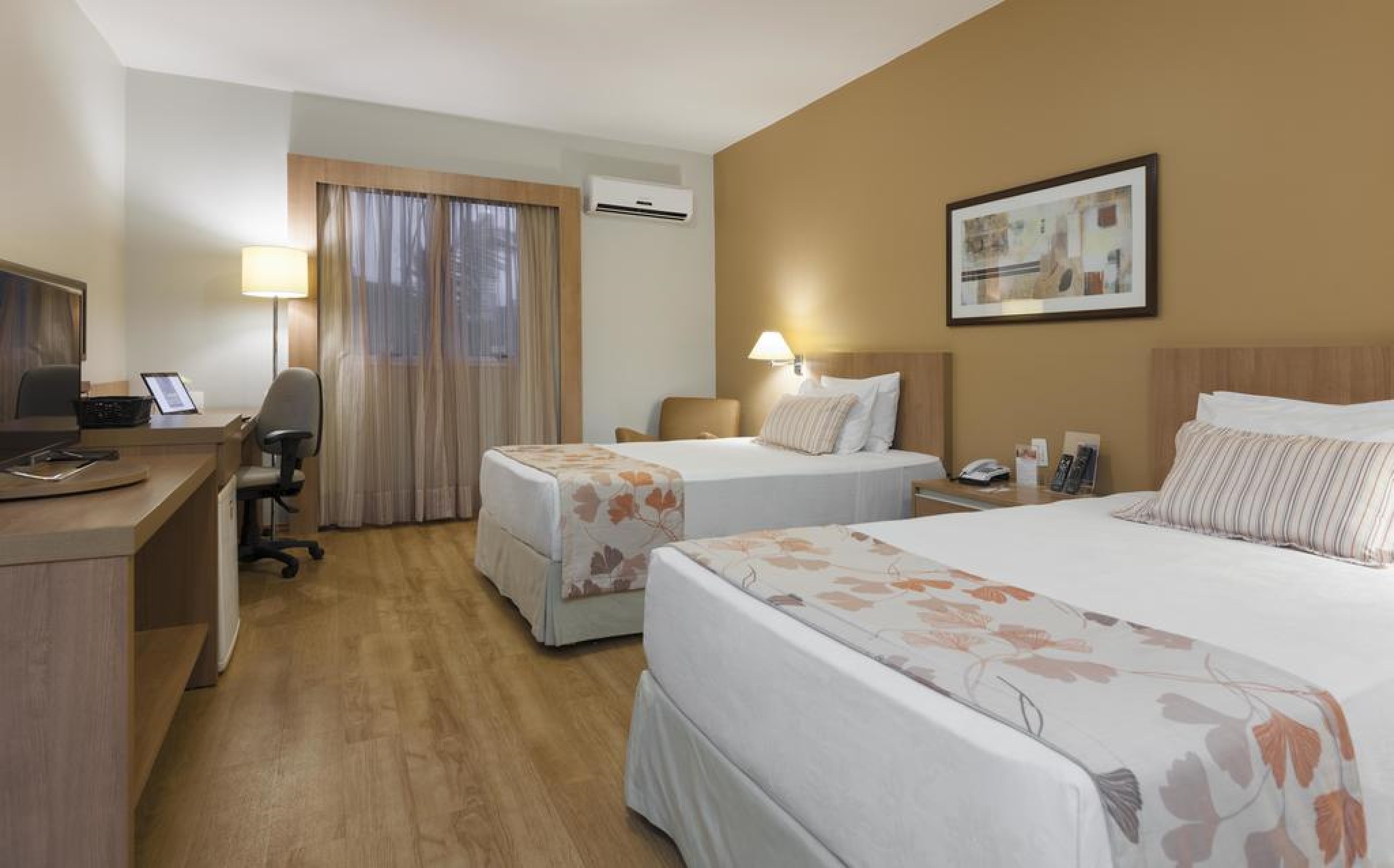 SUITE, TWIN BEDS
