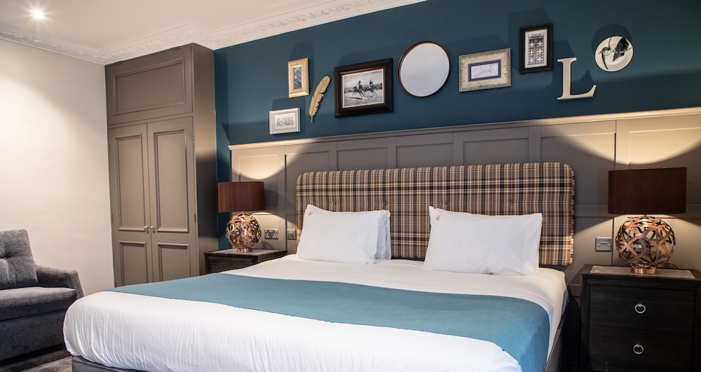 CBH The Feathers Hotel & Restaurant 14/85