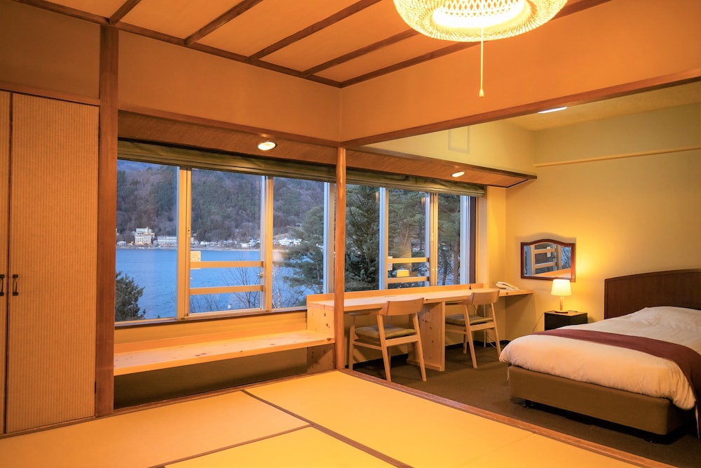 Japanese Western, Twin Beds, 4 Futon Beds, Lake View, West Wing 5/8