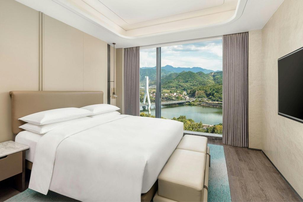 1 Bedroom, Deluxe, Suite, King Bed, Mountain View, Executive Lounge Access