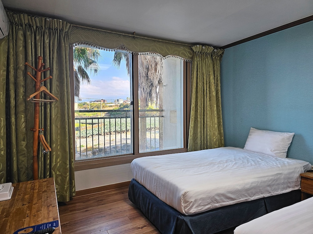 BUDGET, TWIN BEDS