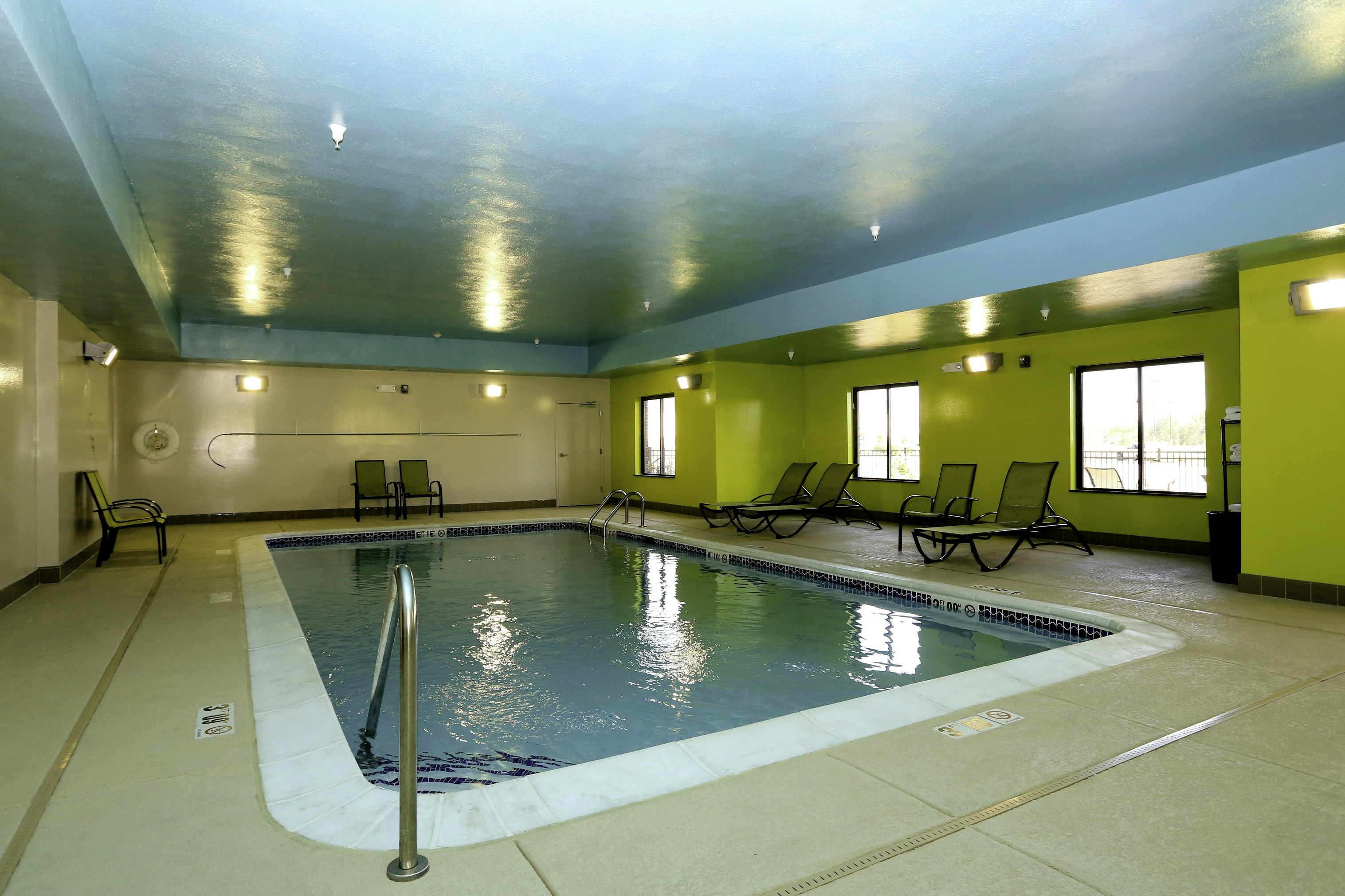 Holiday Inn Express Hotel Suites Marion Northeast 30/43