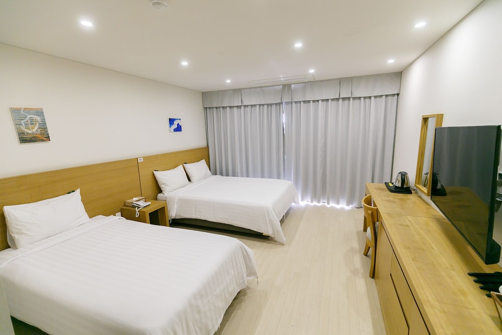 STANDARD, MULTIPLE BEDS, BATHTUB