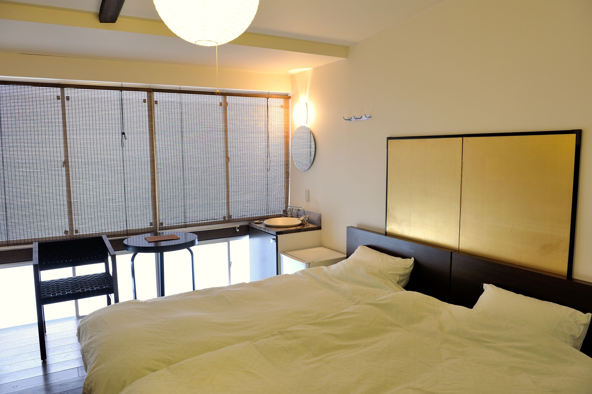 ROOM, TWIN BEDS
