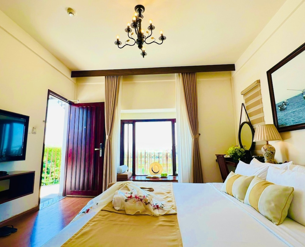 DELUXE, DOUBLE BED, RIVER VIEW