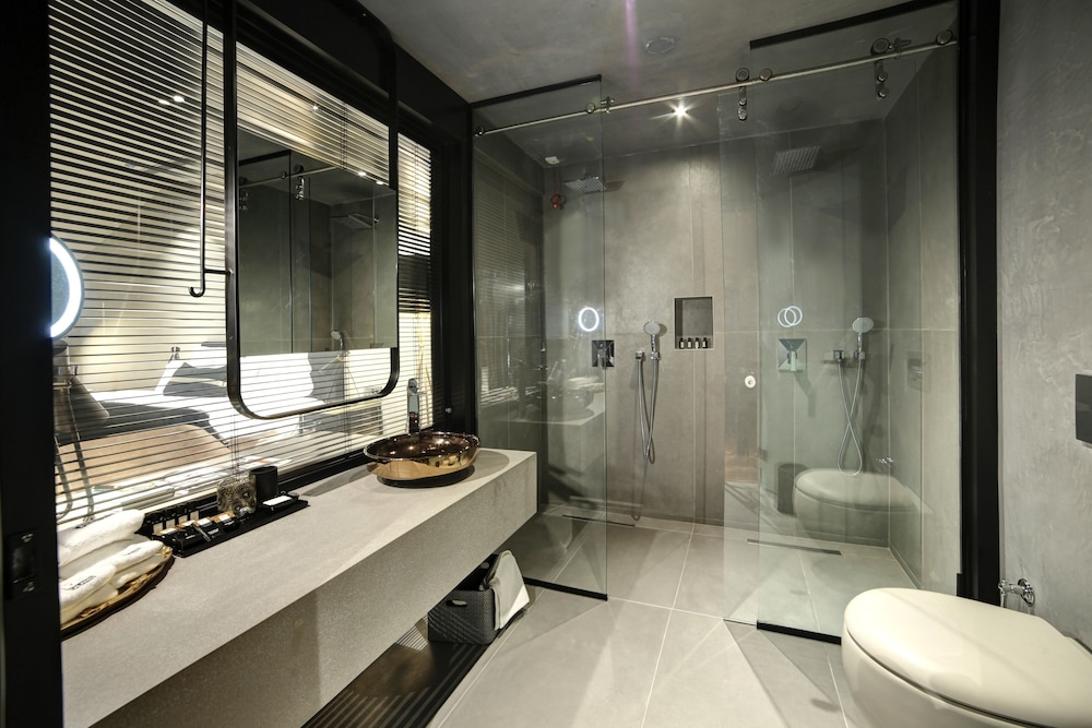 ROOM, KING BED