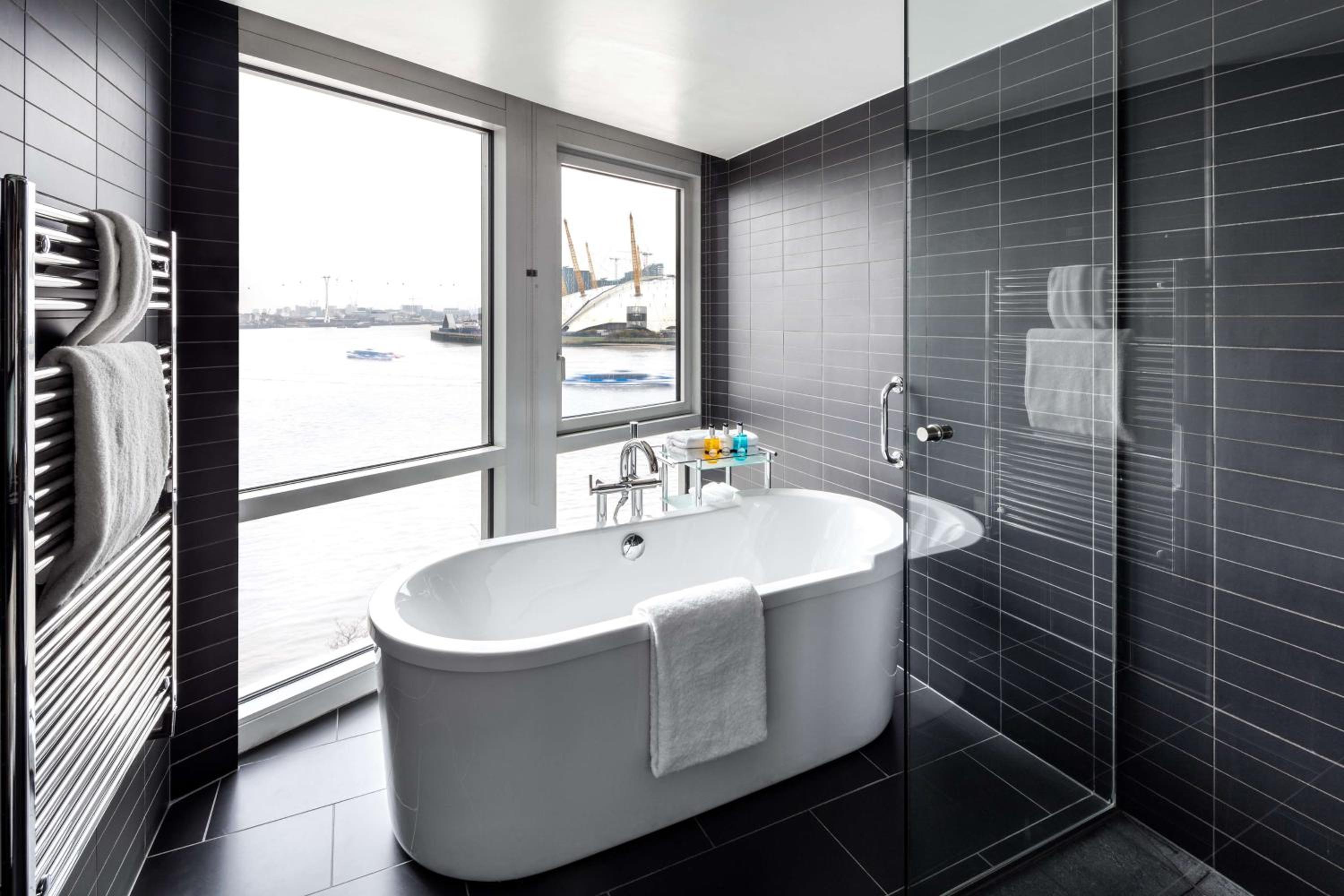 غرفة بريميوم بإطلالة على النهر، Radisson Blu Hotel, London Canary Wharf East 5/8