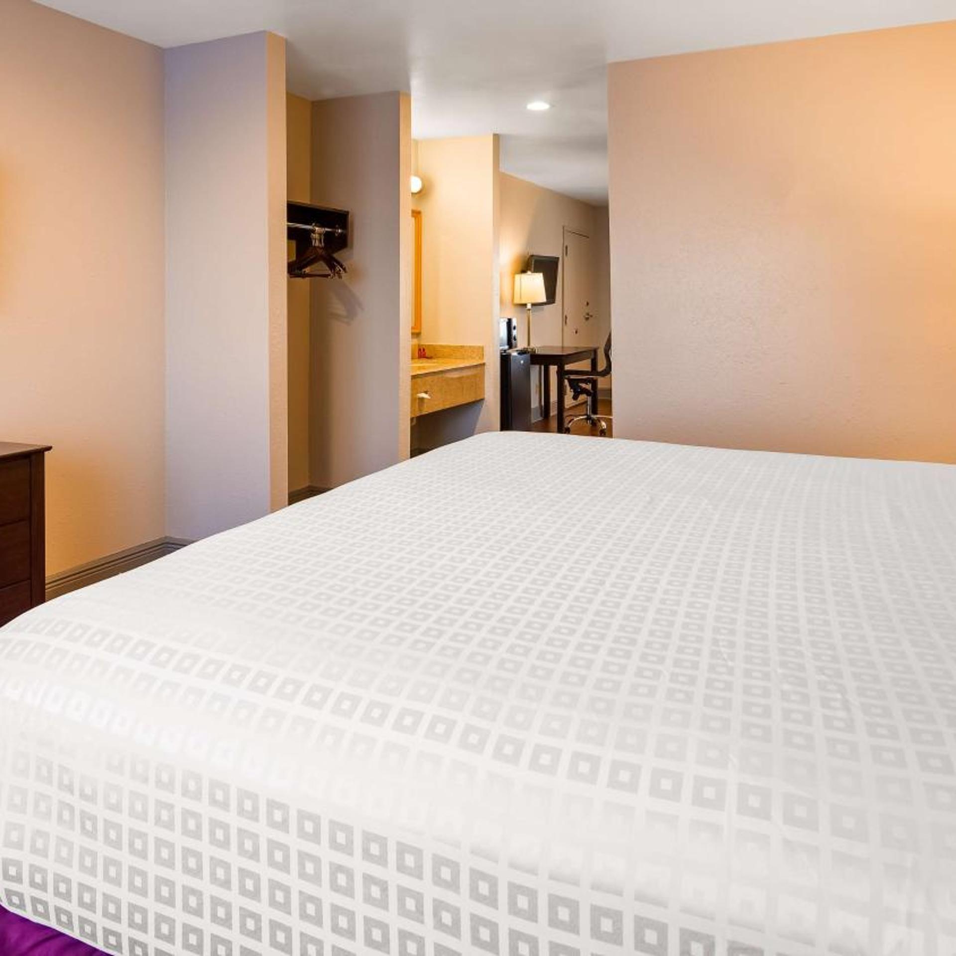 Suite, King Bed, Living Area