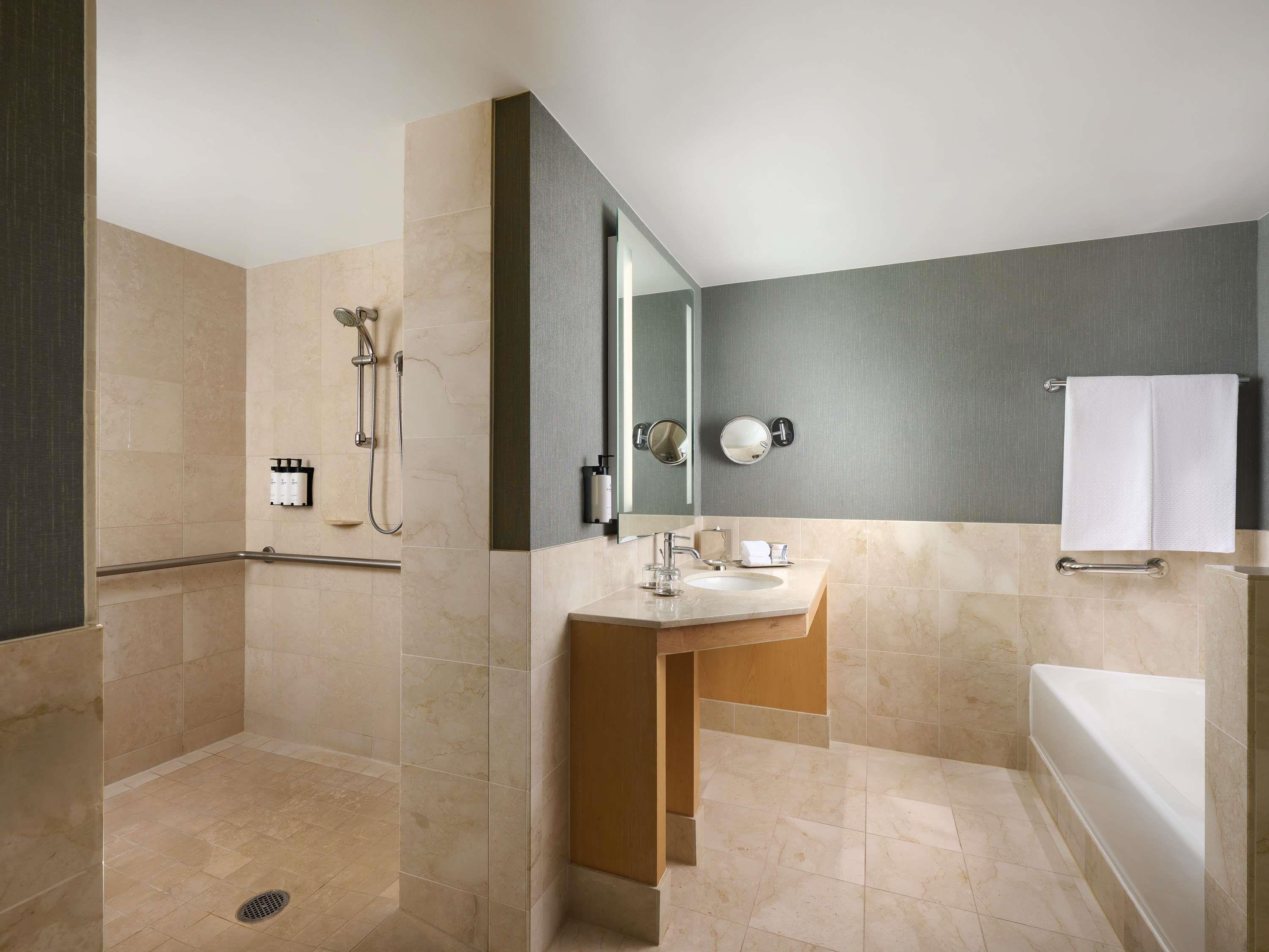 JUNIOR SUITE, KING BED, ACCESSIBLE