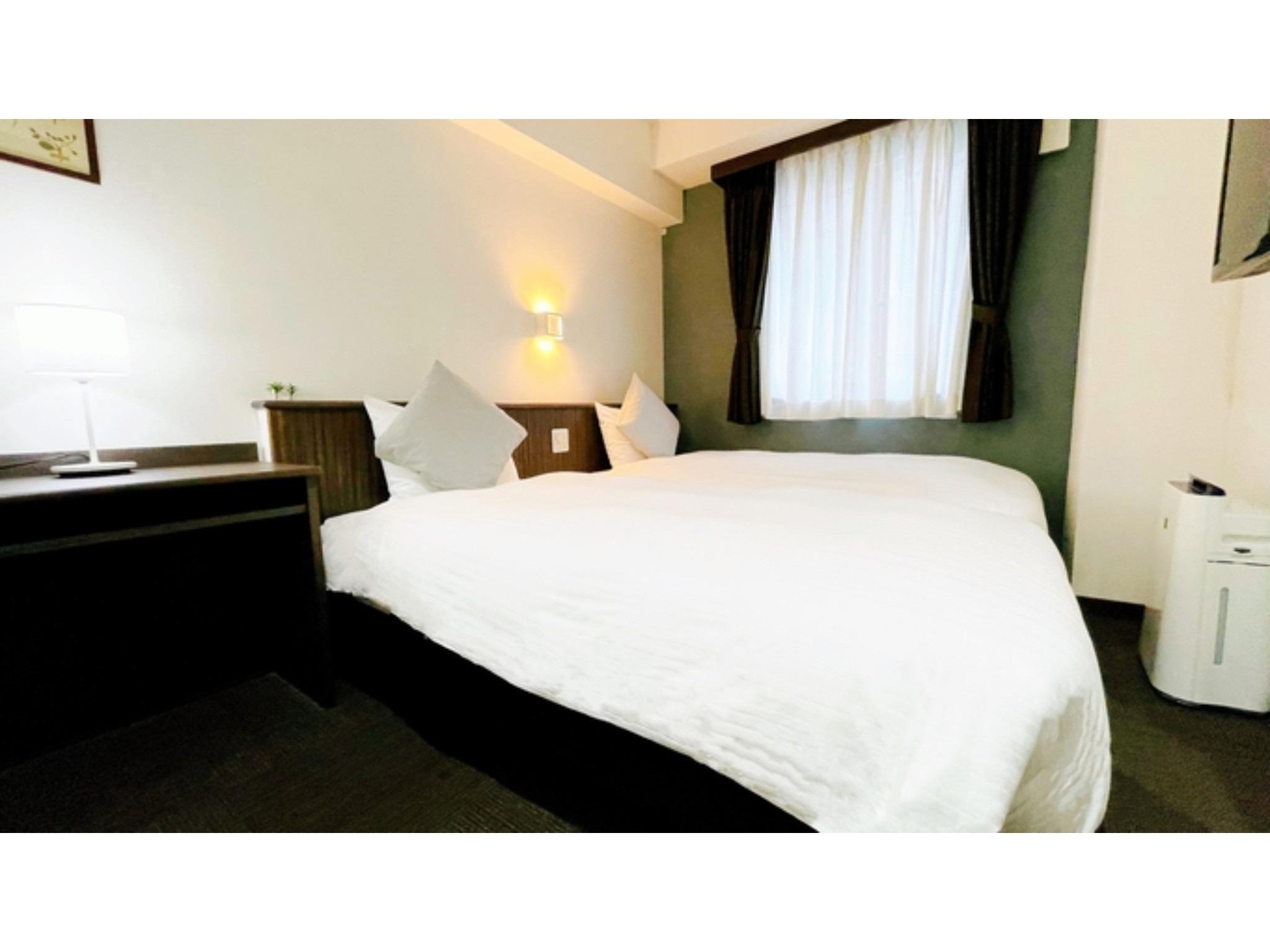 Ladies, Twin Beds