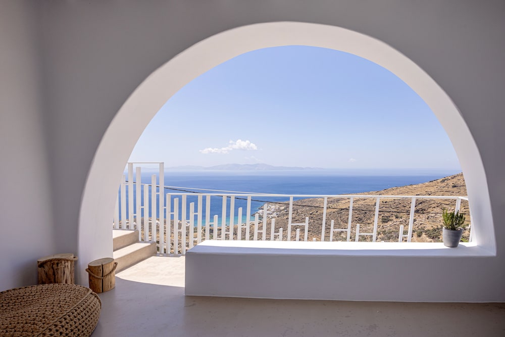 Living Theros Luxury Suites 24/50
