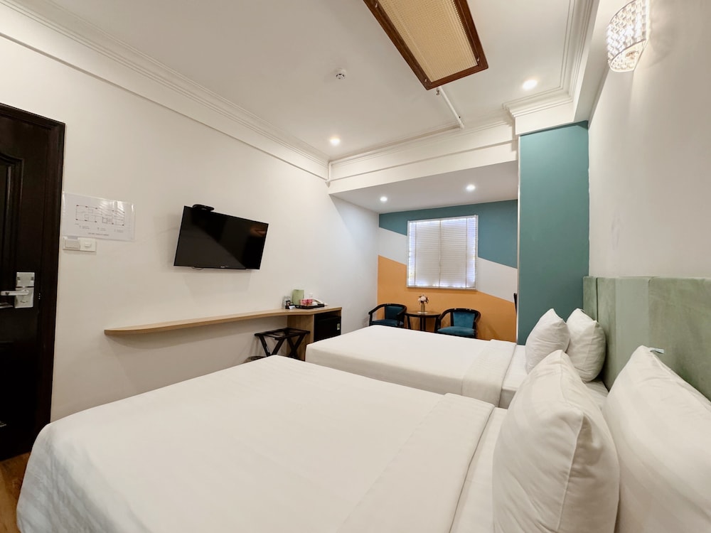 Deluxe, Twin Beds, No Window