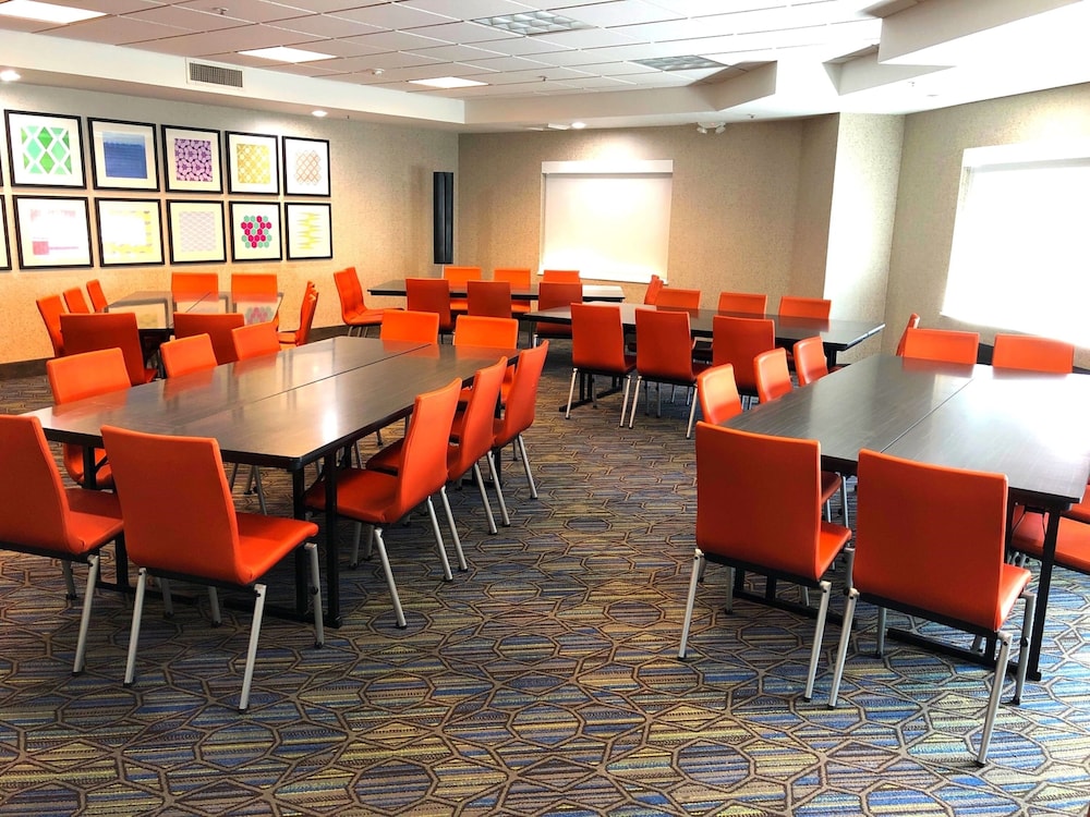 Holiday Inn Express and Suites Marina State Beach Area, an IHG Hotel 55/62