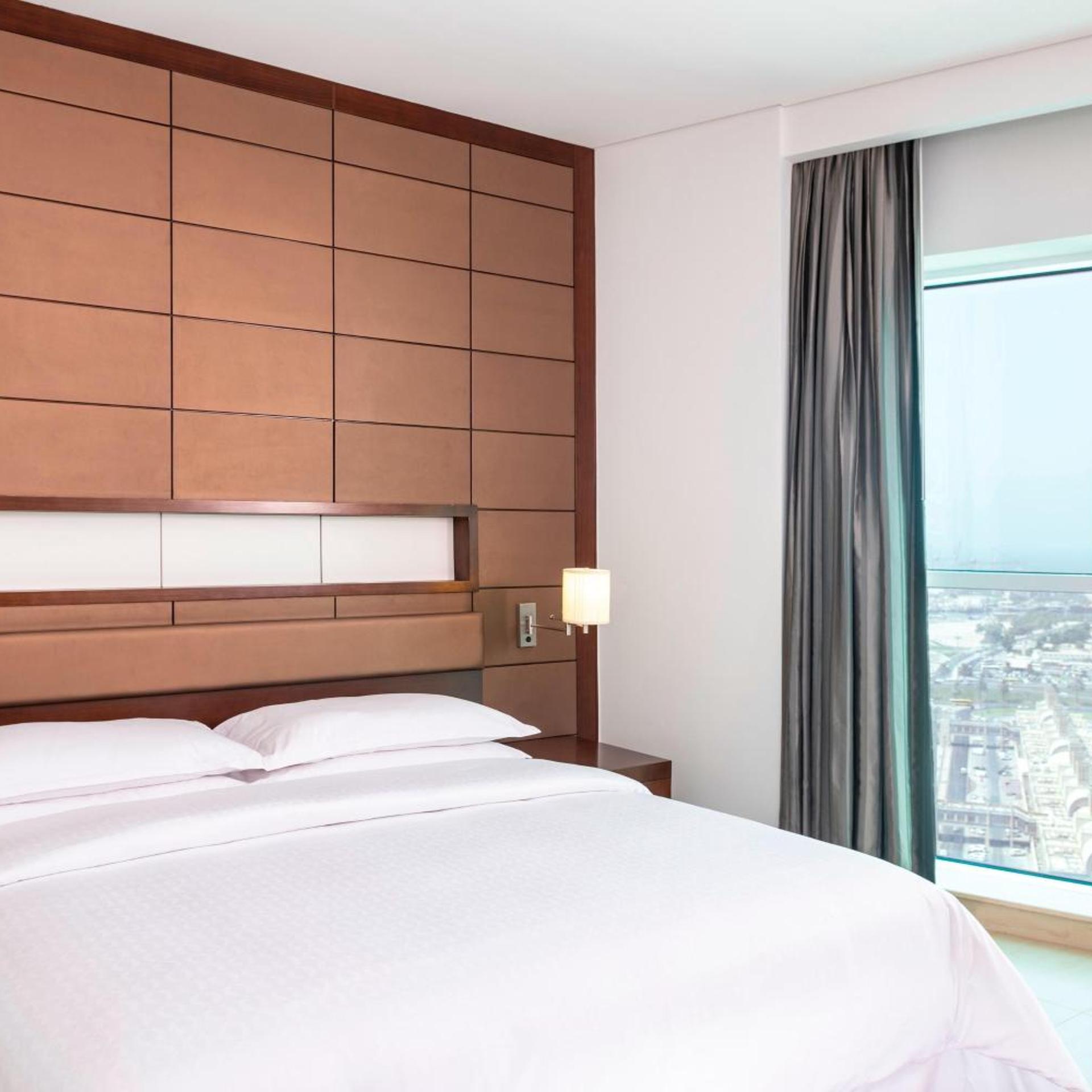 1 Bedroom, Business, Suite, King Bed, Skyline View