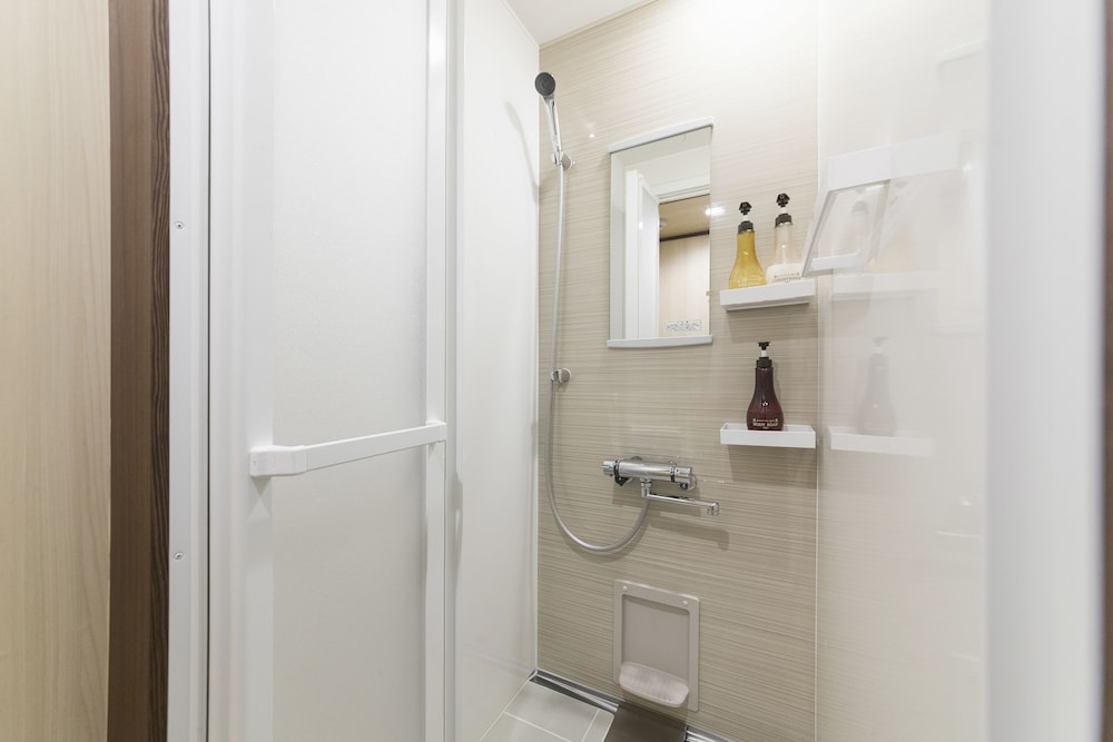 غرفة يابانية قياسية بفرشتي فوتون بحمام خاص، Ryokan Asunaro 3/5