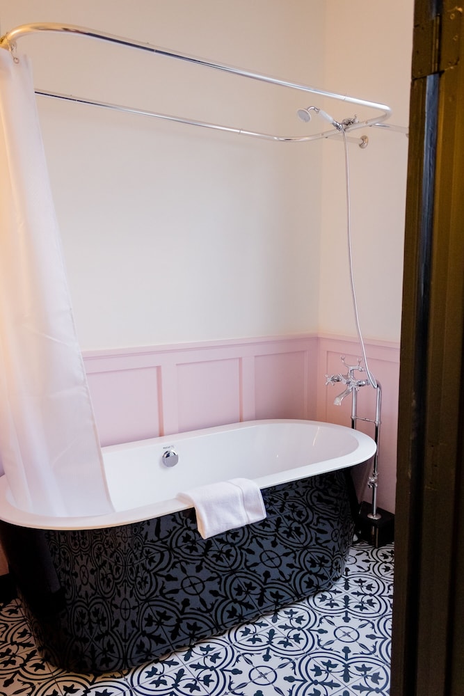 Speakeasy Suites 50/50