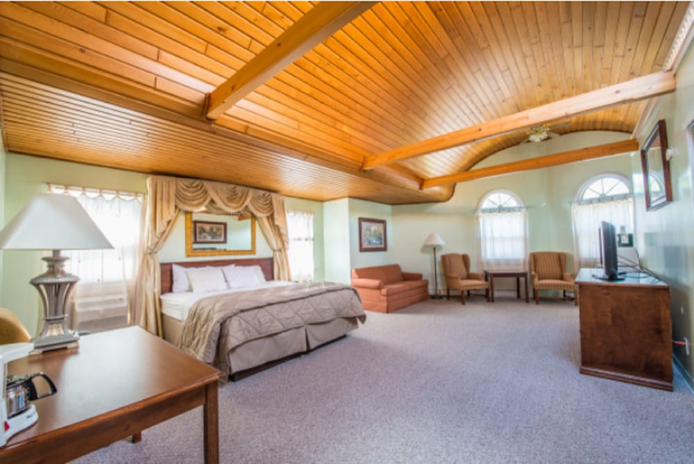 Pictured Rocks Inn & Suites 53/70