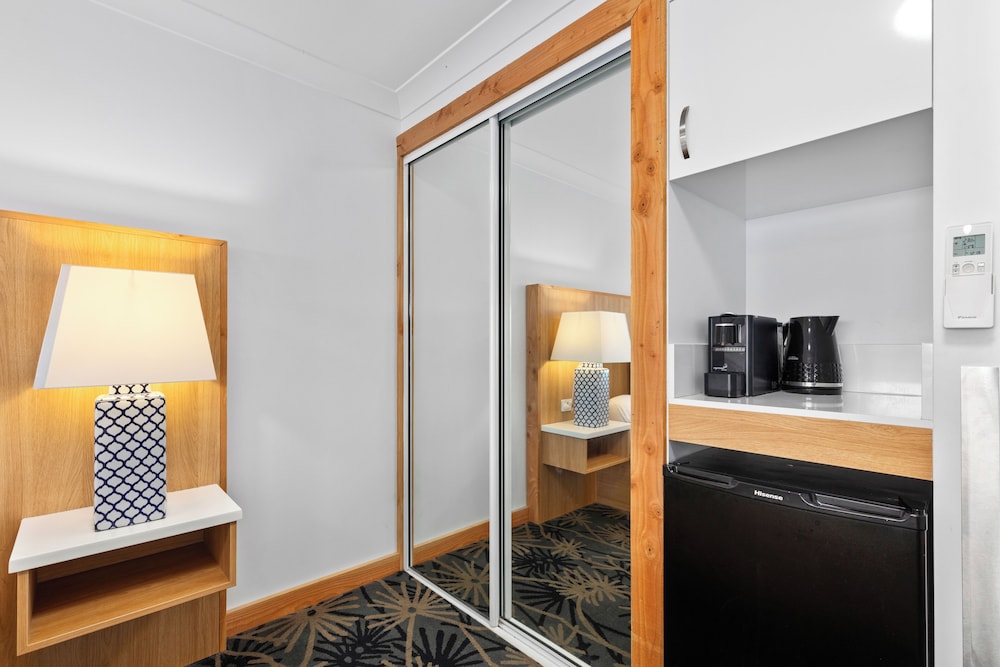 AIRLIE BEACH HOTEL 58/70