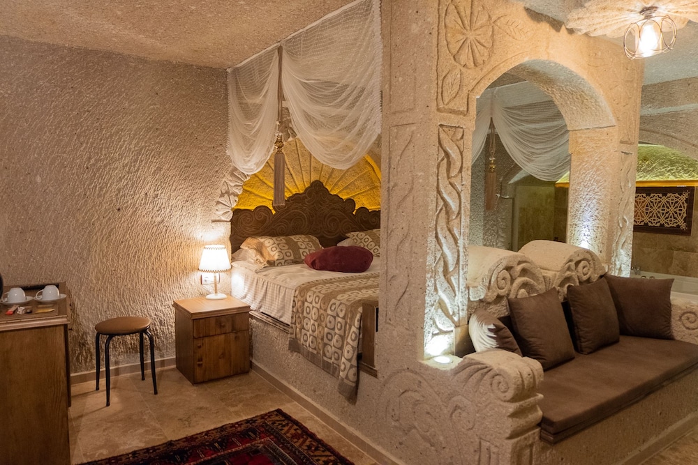 Grand Elite Cave Suites 32/50