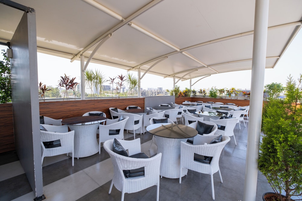 Monarch Guestline Magarpatta 26/32