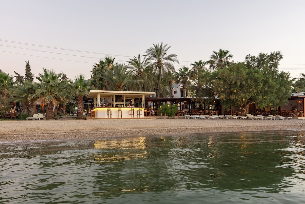 Selvi Beach Hotel 44/48