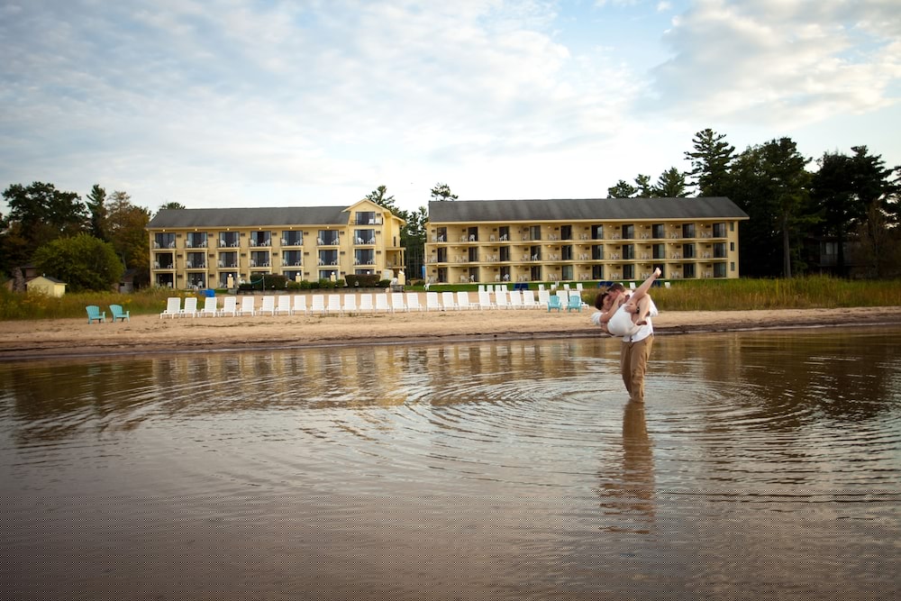 Pointes North Beachfront Hotel 58/72