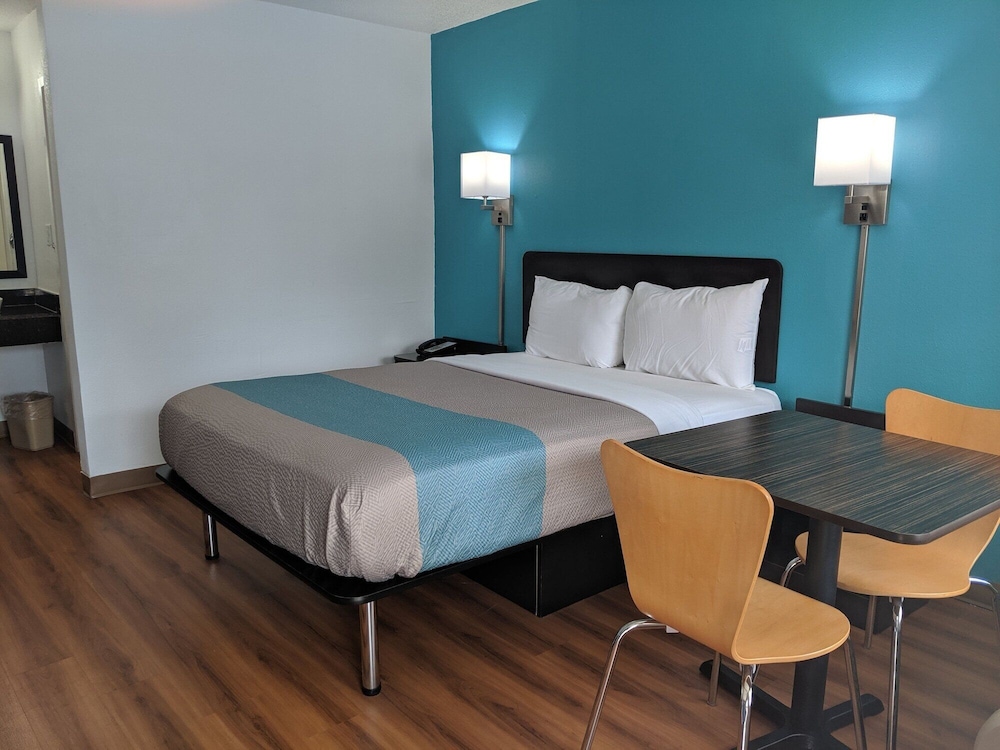 STANDARD, QUEEN BED
