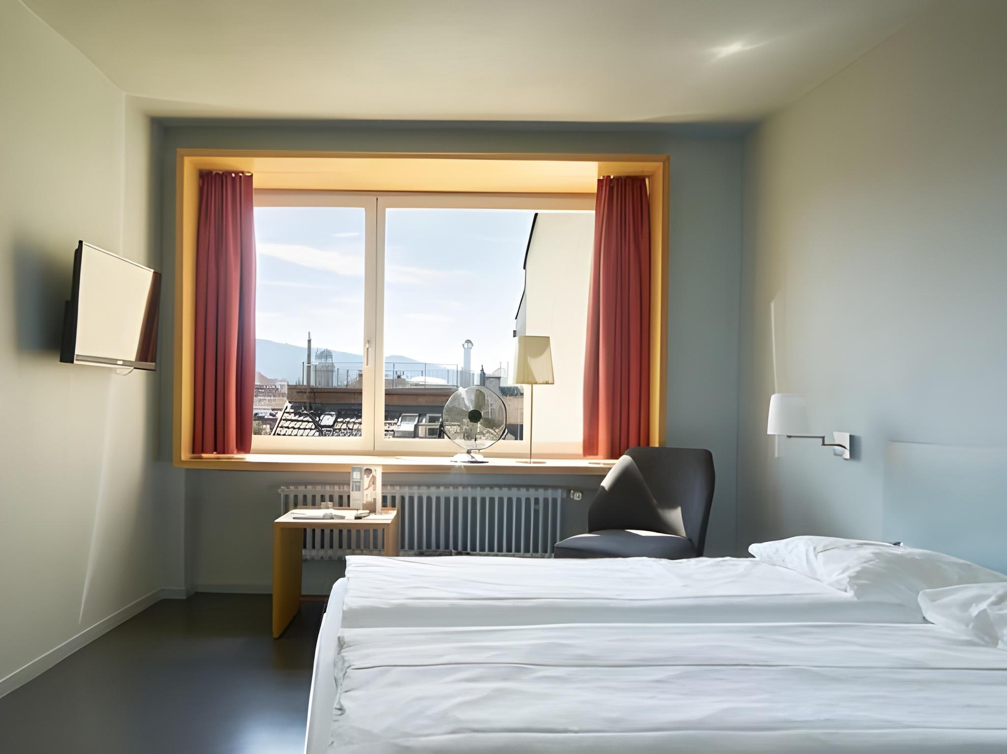 Medium, Queen Bed