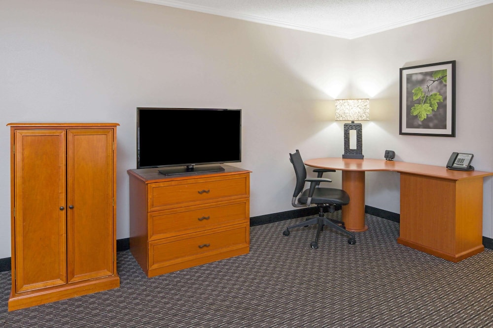 La Quinta Inn & Suites by Wyndham Baton Rouge Siegen Lane 43/55