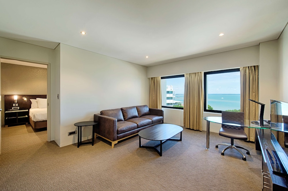 Hilton Darwin 38/55