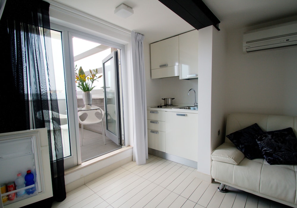 Q Hotel 50/50