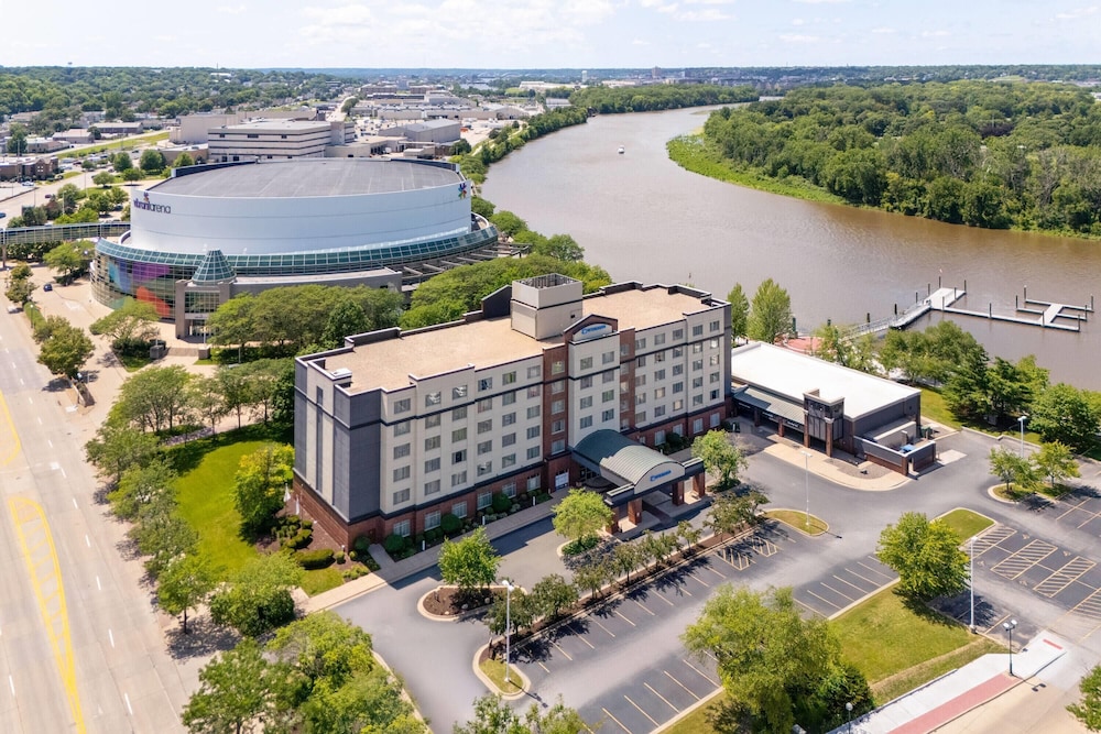 Wyndham Moline on John Deere Commons 2/41