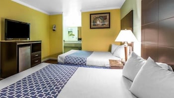 Econo Lodge 13/33