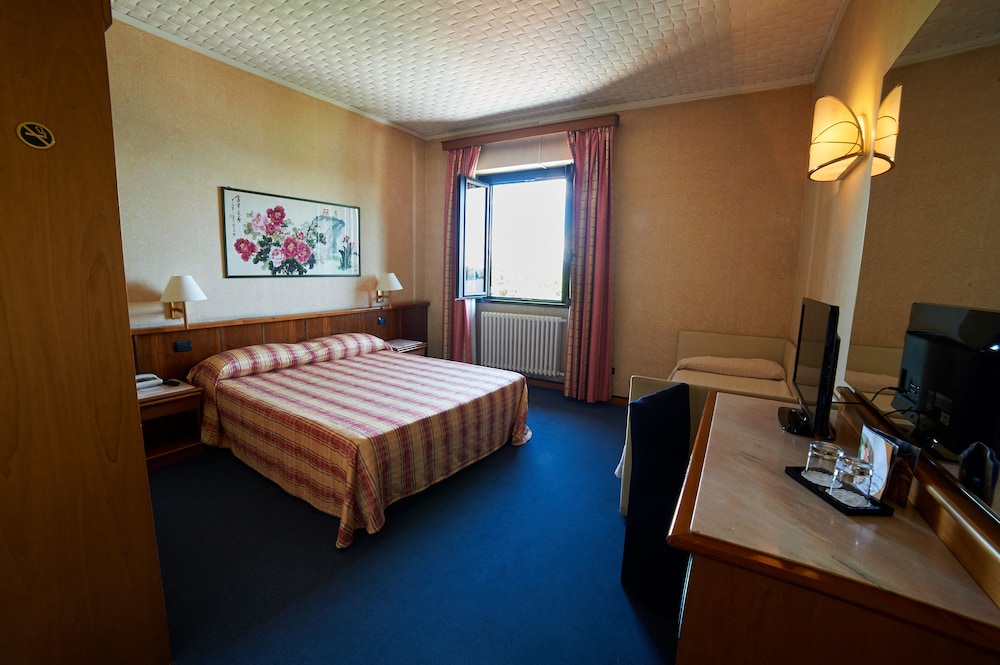 Standard, Queen Bed, Partial Lake View