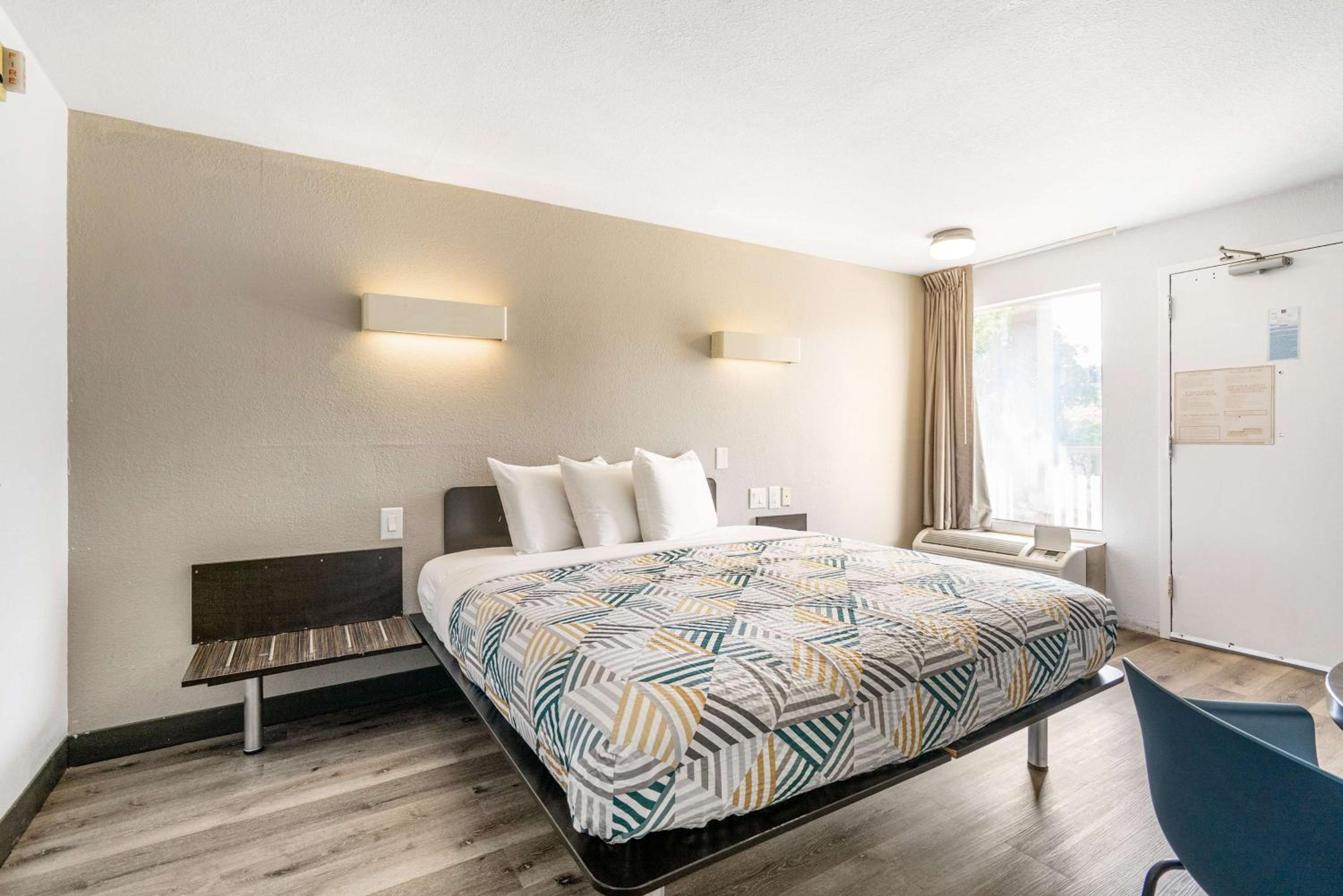 ROOM, KING BED