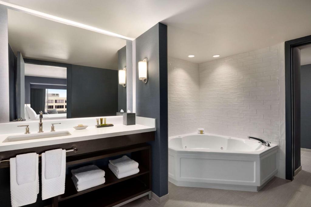 جناح بسرير كينج، Hotel Champlain Burlington, Curio Collection by Hilton 4/4