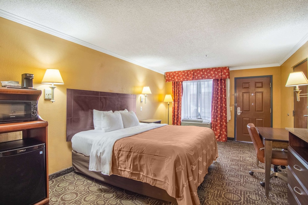 Quality Inn and Suites Ft Jackson Maingate 14/35