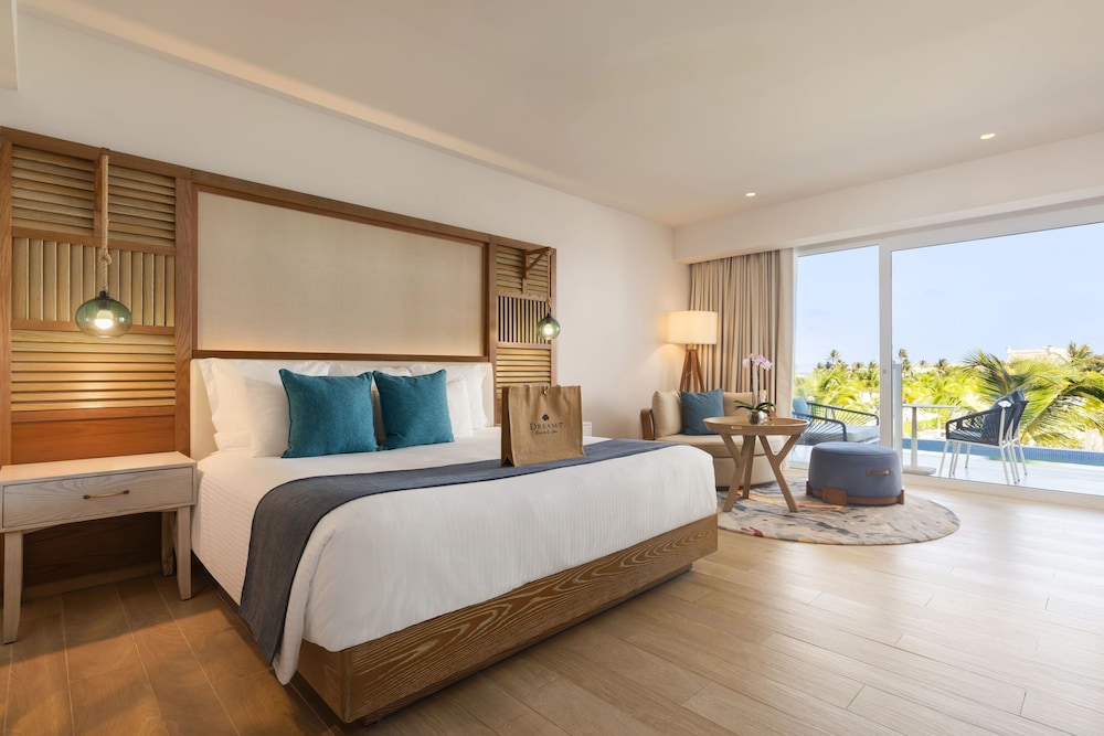 Preferred Club, Swim Out, Deluxe, King Bed, Ocean Front