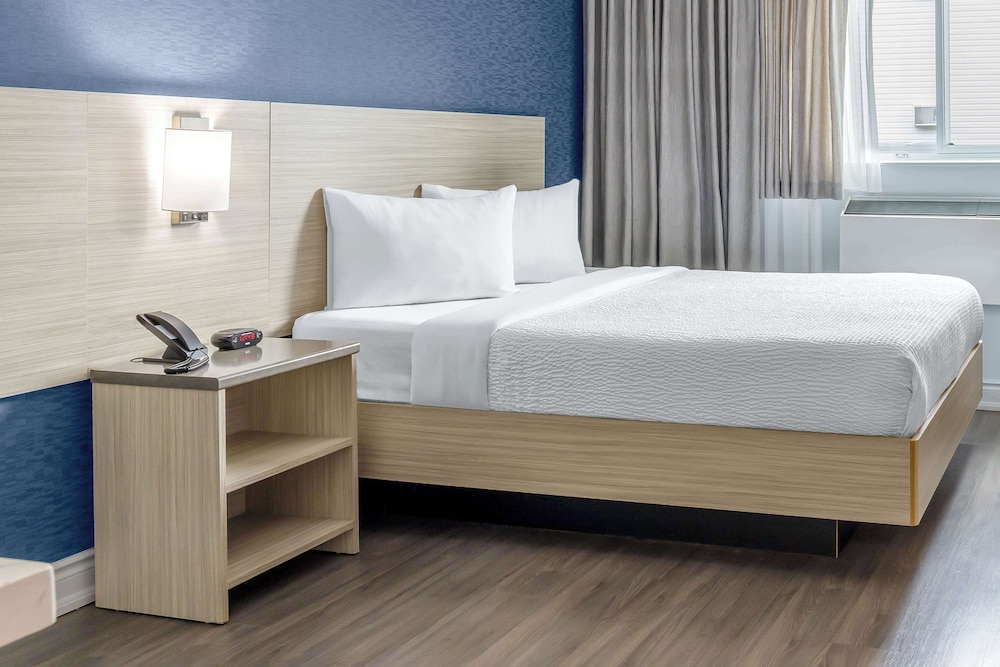 DELUXE, QUEEN BED