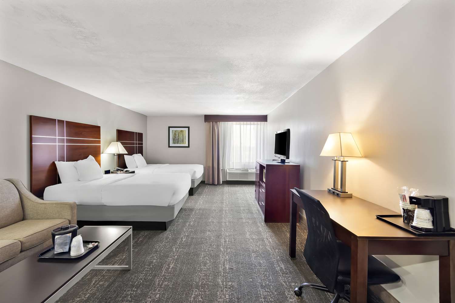 غرفة بسريرين مزدوجين مع أريكة، Best Western Luxbury Inn Fort Wayne 3/4