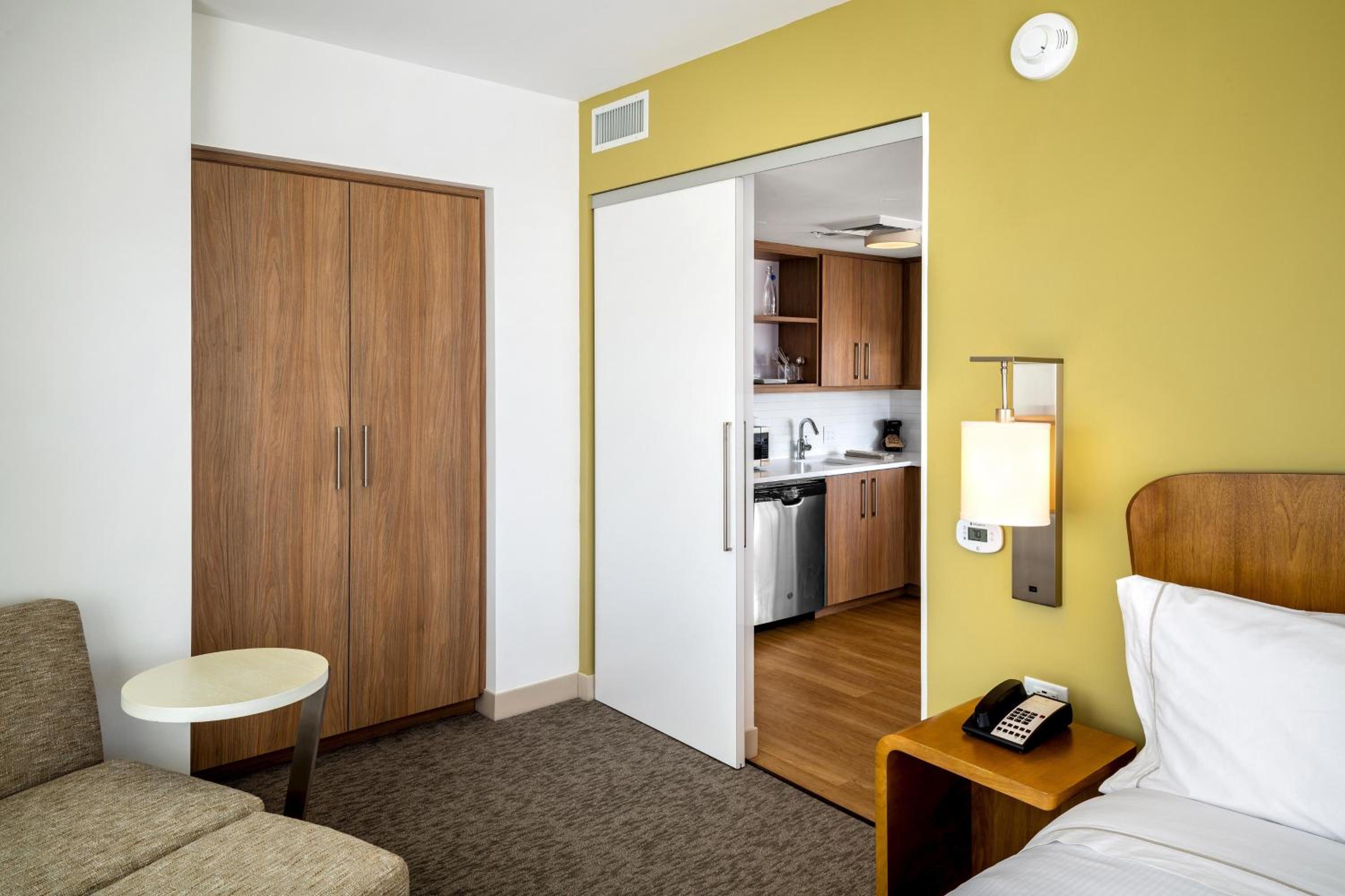 1 Bedroom, Executive, Suite, King Bed, Sofa, Corner, Element Bend 2/6