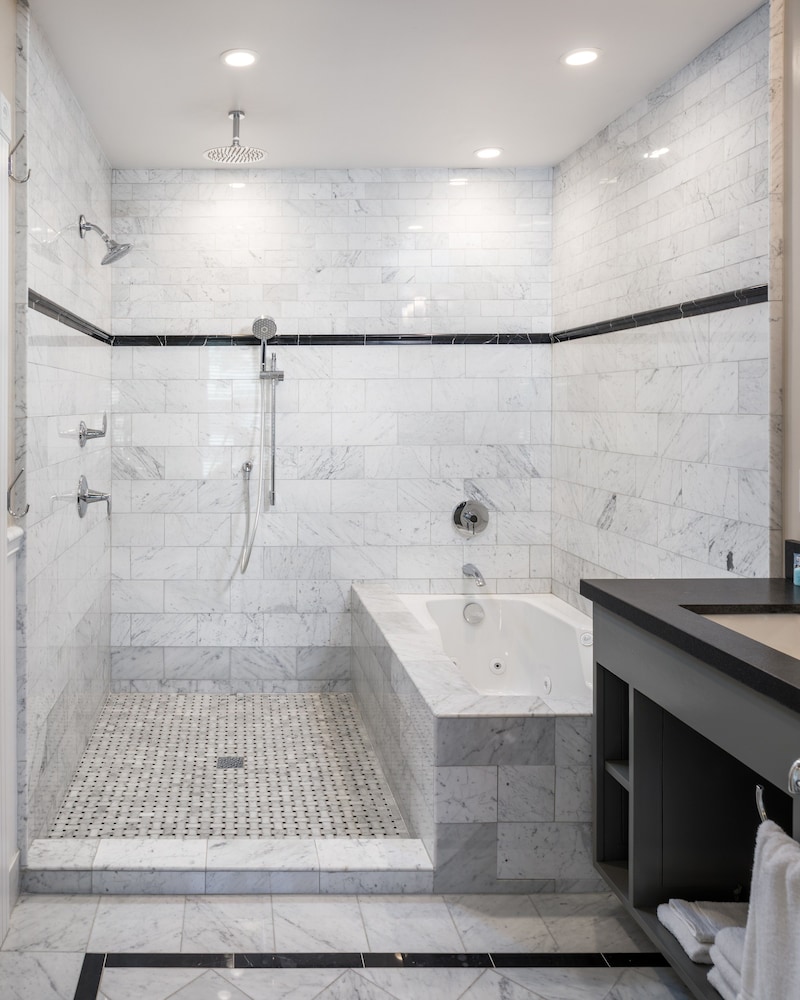 Glenmore Plaza Hotel 56/59