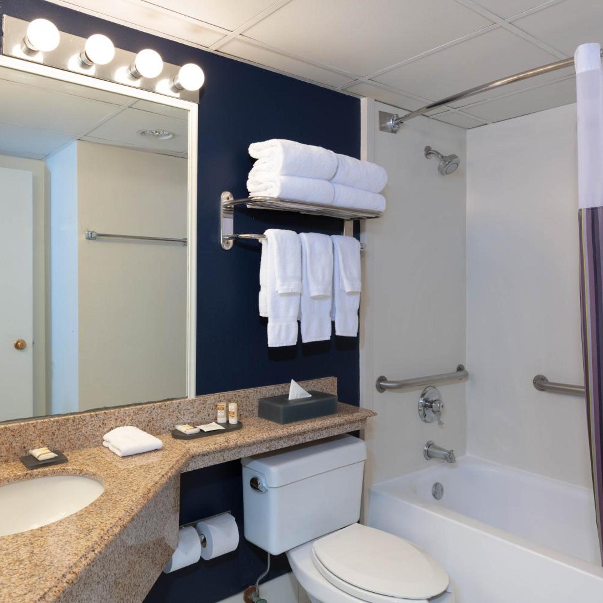 جناح بسريرين كوين بغرفة نوم واحدة مع أريكة، La Quinta Inn and Suites by Wyndham Secaucus Meadowlands 5/5