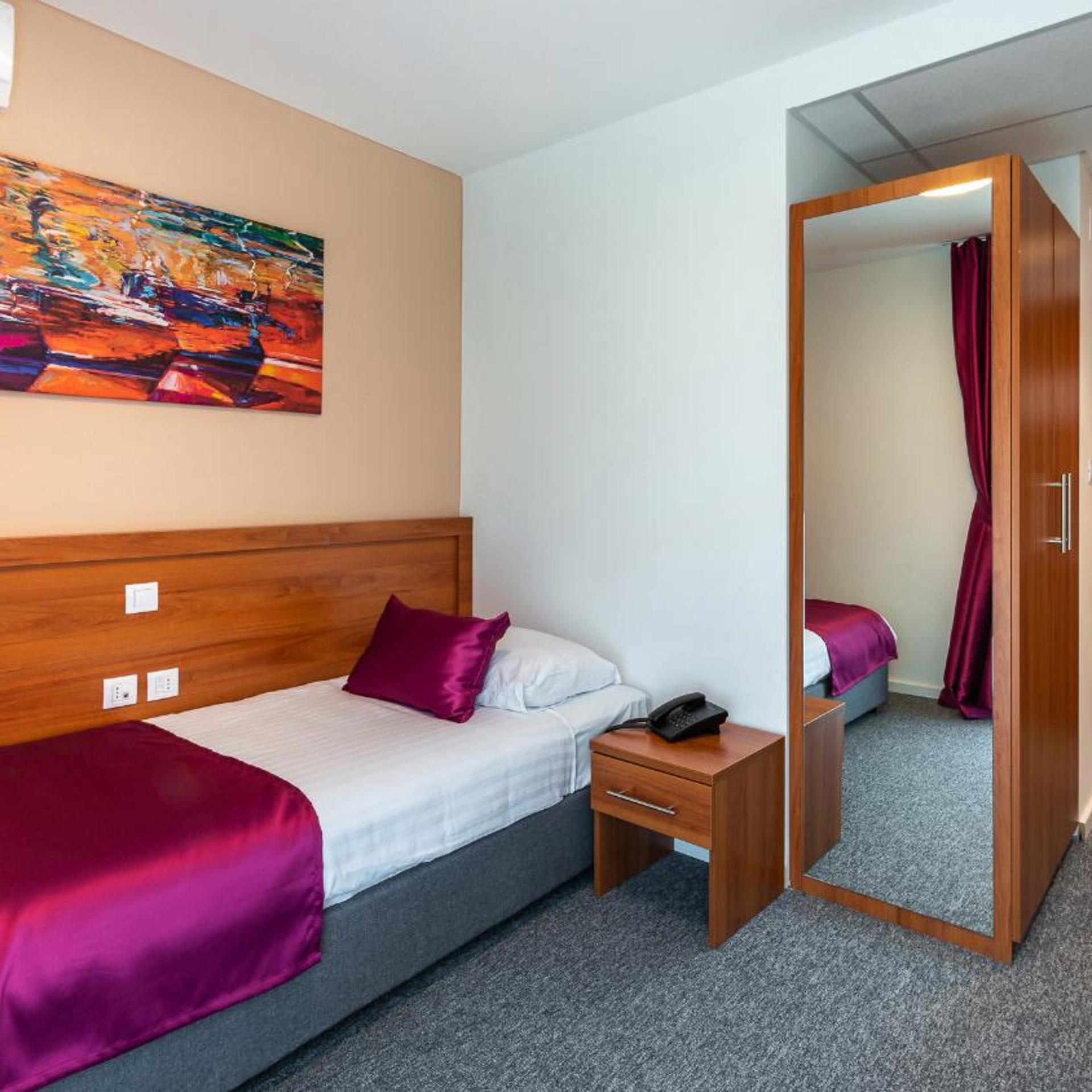 غرفة قياسية مفردة في الملحق، Hotel Komodor 3/8