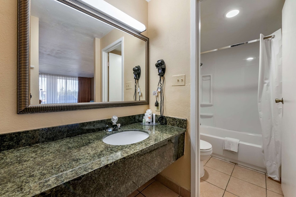 Quality Inn Kennedy Space Center 24/47