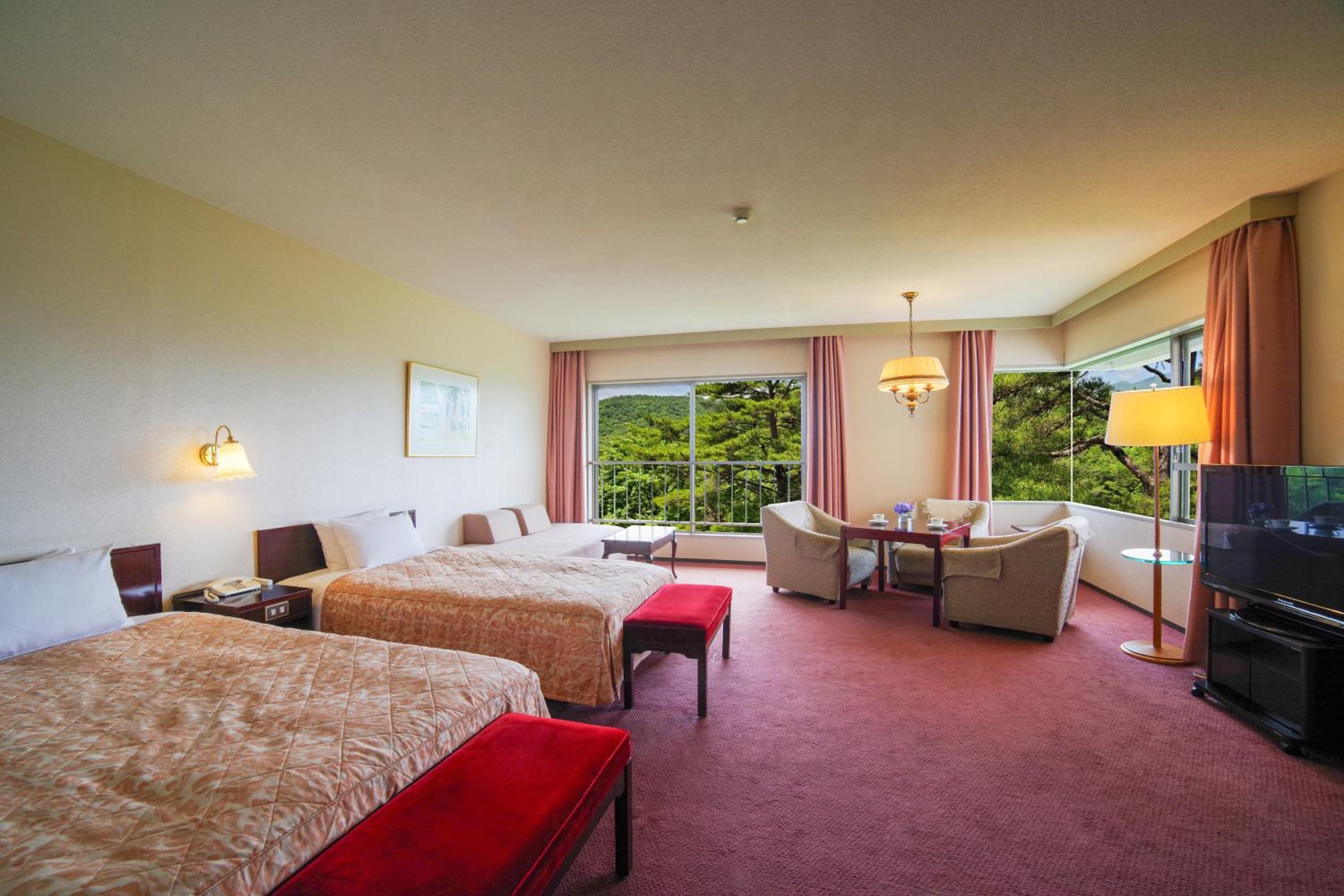 Deluxe, Twin Beds, Mountain Side, Corner
