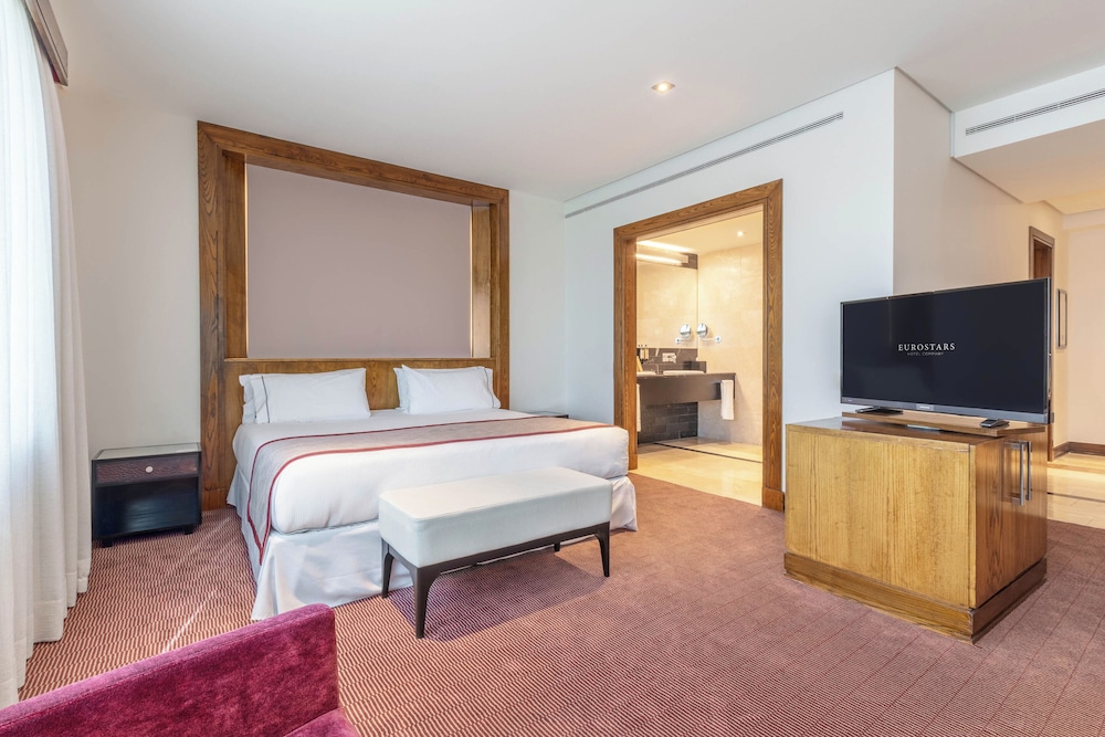جناح ديلوكس ثلاثي بسرير كينج وسرير فردي، Eurostars Suites Mirasierra 3/7