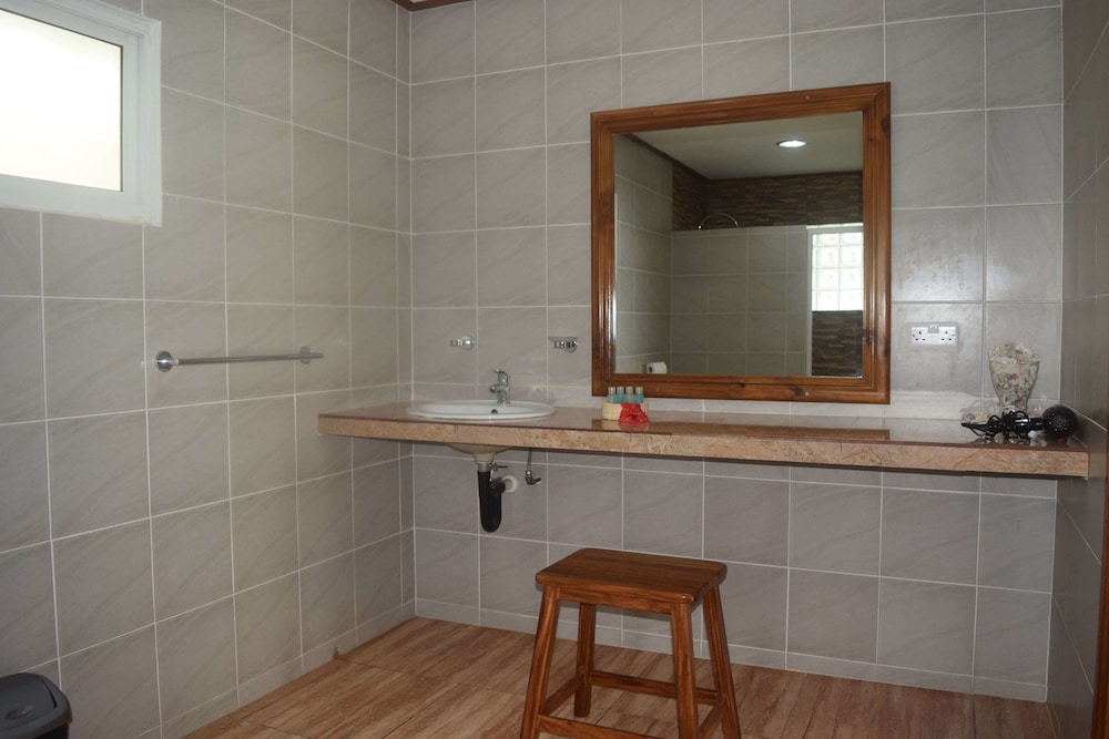 BAMBOO CHALETS 38/39