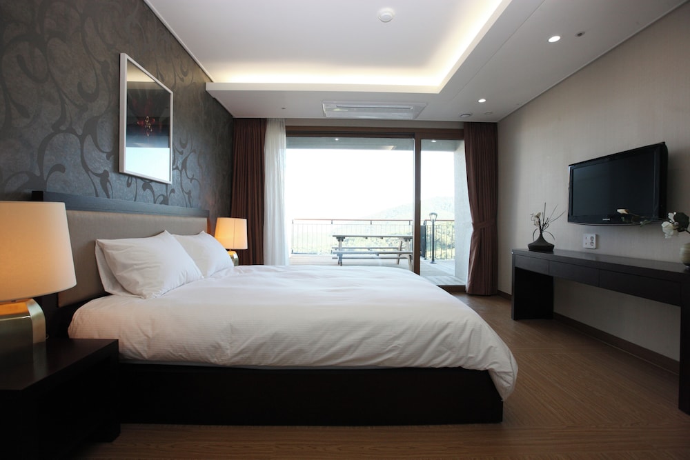 World, Mountain, Water, Suite, 2 Double and Twin Beds, Terrace